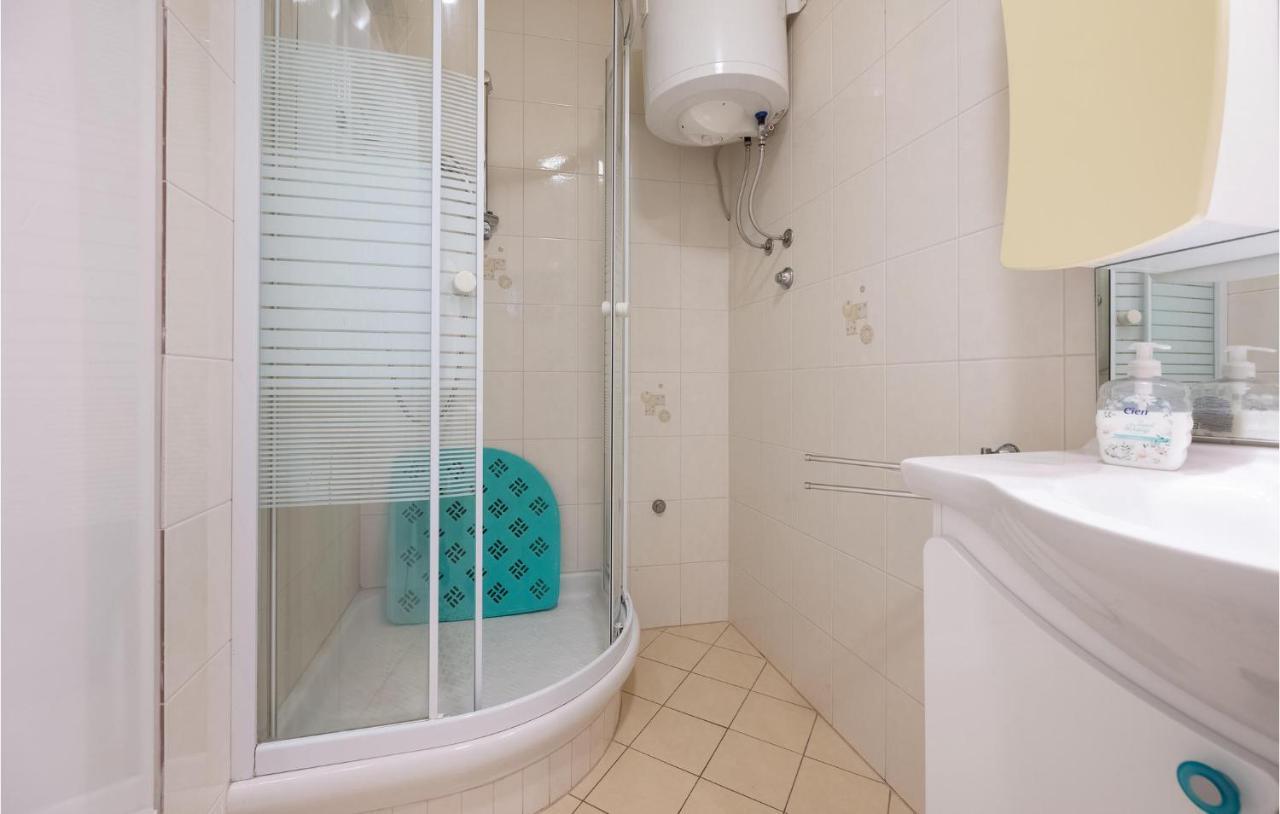 1 Bedroom Amazing Apartment In Peruški מראה חיצוני תמונה