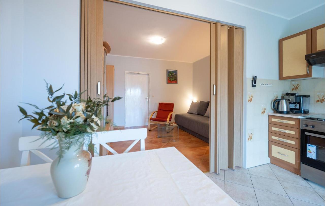 1 Bedroom Amazing Apartment In Peruški מראה חיצוני תמונה