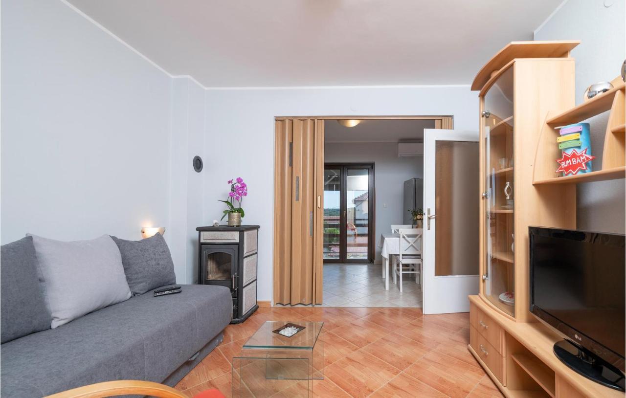 1 Bedroom Amazing Apartment In Peruški מראה חיצוני תמונה