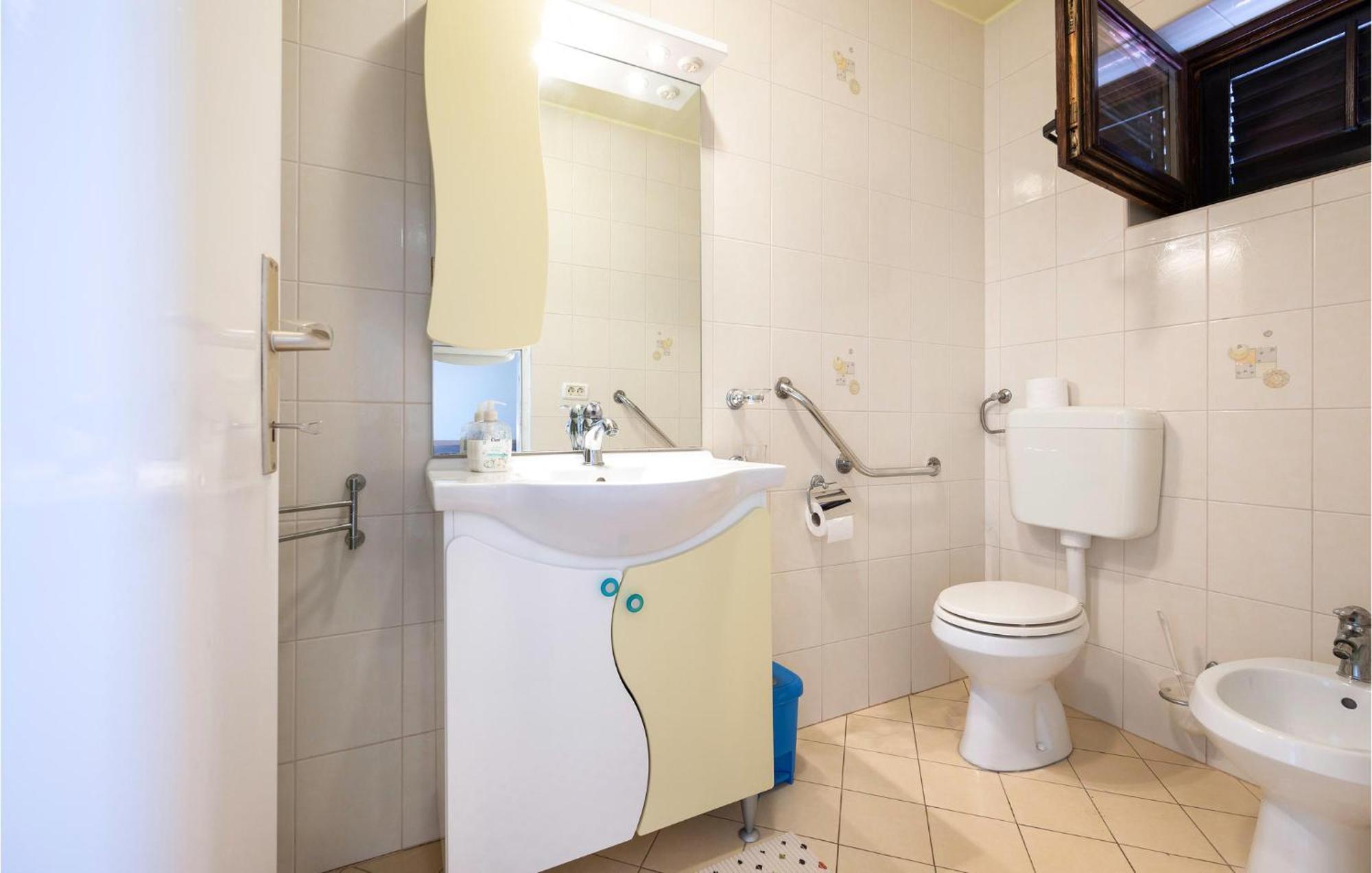 1 Bedroom Amazing Apartment In Peruški מראה חיצוני תמונה